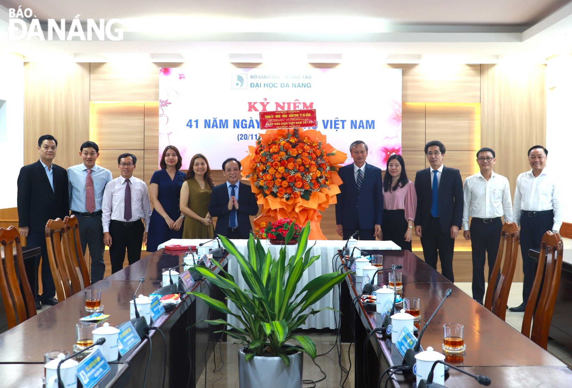 Head of the municipal Party Committee's Publicity and Training Department Doan Ngoc Hung Anh (5th, right) congratulates the University of Da Nang on the 41st anniversary of Vietnamese Teachers' Day. Photo: N.Q