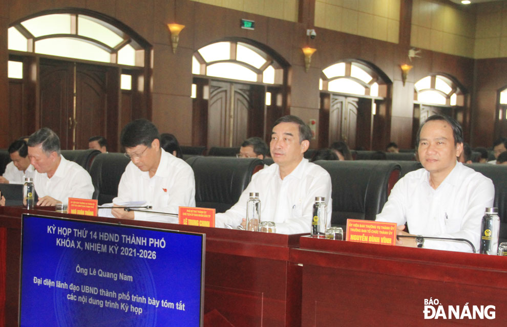 Chủ tịch UBND thành phố Lê Trung Chinh (thứ 2 bên phải) tham dự kỳ họp chuyên đề lần thứ 14. Ảnh: TRỌNG HÙNG