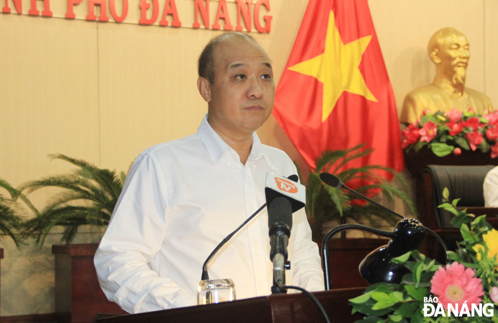 Phó Chủ tịch UBND thành phố Lê Quang Nam trình bày tờ trình dự thảo nghị quyết tại kỳ họp. Ảnh: TRỌNG HÙNG 