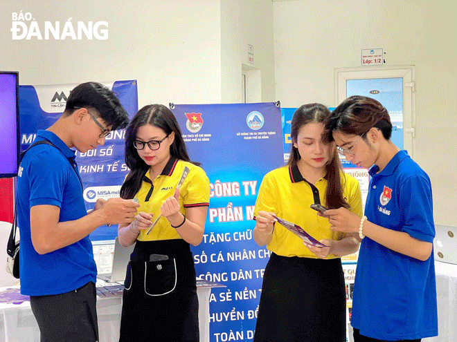 Many businesses approach customers to popularise and increase the recognition of digital signatures. Photo: CHIEN THANG