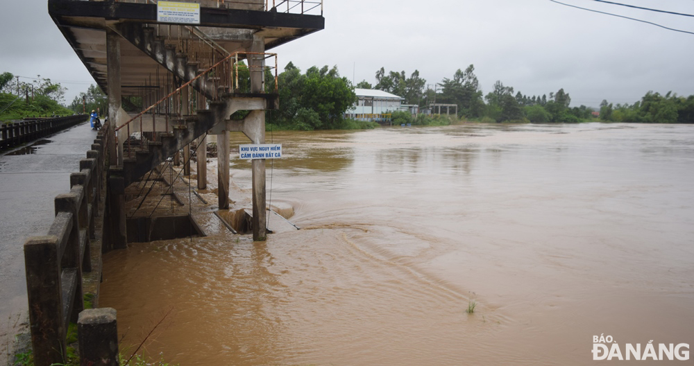 The water level on the upstream of the An Trach Dam on the Yen River is expected to hit its peak at early Wednesday morning. Photo: HOANG HIEP