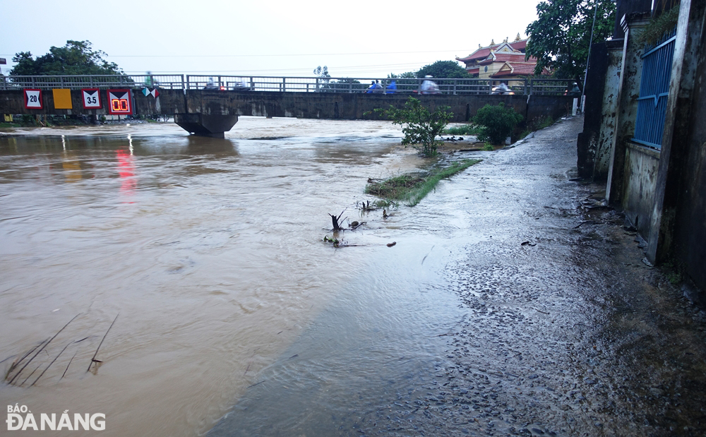 Overflowing Tuy Loan River caused flooding in a riverside road. Photo: HOANG HIEP