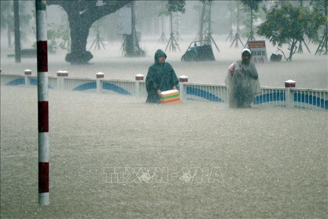  Mưa lớn kết hợp với lũ trên sông Hương khiến nhiều tuyến đường ở thành phố Huế bị ngập sâu.