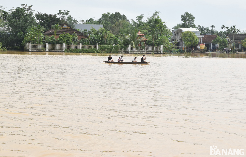 Some areas in Hoa Tien Commune, Hoa Vang District are still under water.  Photo: HOANG HIEP