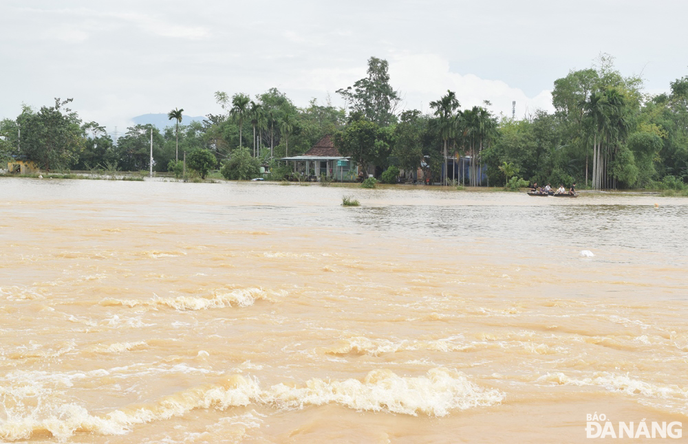 River levels reached the top of the bank and flowed into low-lying areas, and floodwaters are expected to recede fully in affected areas in Hoa Tien Commune, Hoa Vang District, at the end of Wednesday.