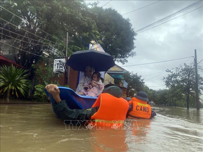 Lực lượng chức năng đưa người dân ở khu vực bị ngập sâu tại Thừa Thiên - Huế đến nơi an toàn. Ảnh: TTXVN phát