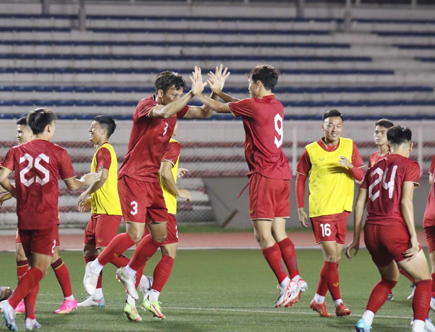 Các cầu thủ Việt Nam thoải mái trước trận gặp đội tuyển Philippines. Ảnh: NHẬT ĐOÀN 