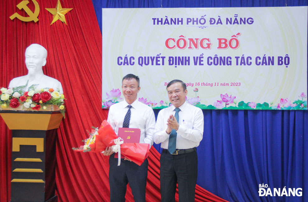 Phó Trưởng ban Thường trực Ban Tổ chức Thành ủy Nguyễn Bá Sơn (bên phải) trao quyết định của Ban Thường vụ Thành ủy cho ông Huỳnh Anh Vũ. Ảnh: TRỌNG HÙNG