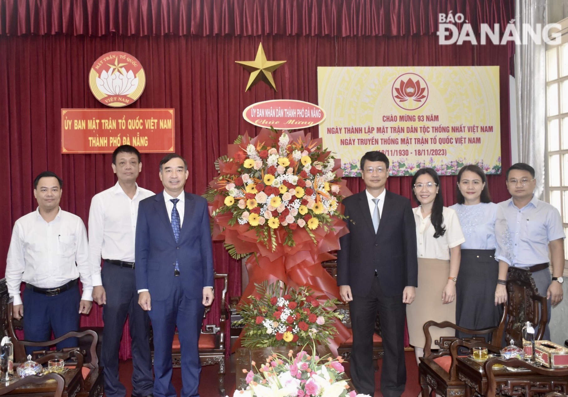 Chủ tịch UBND thành phố Lê Trung Chinh (thứ 3, trái sang) đến thăm và chúc mừng Ủy ban MTTQ Việt Nam thành phố. Ảnh: M.T