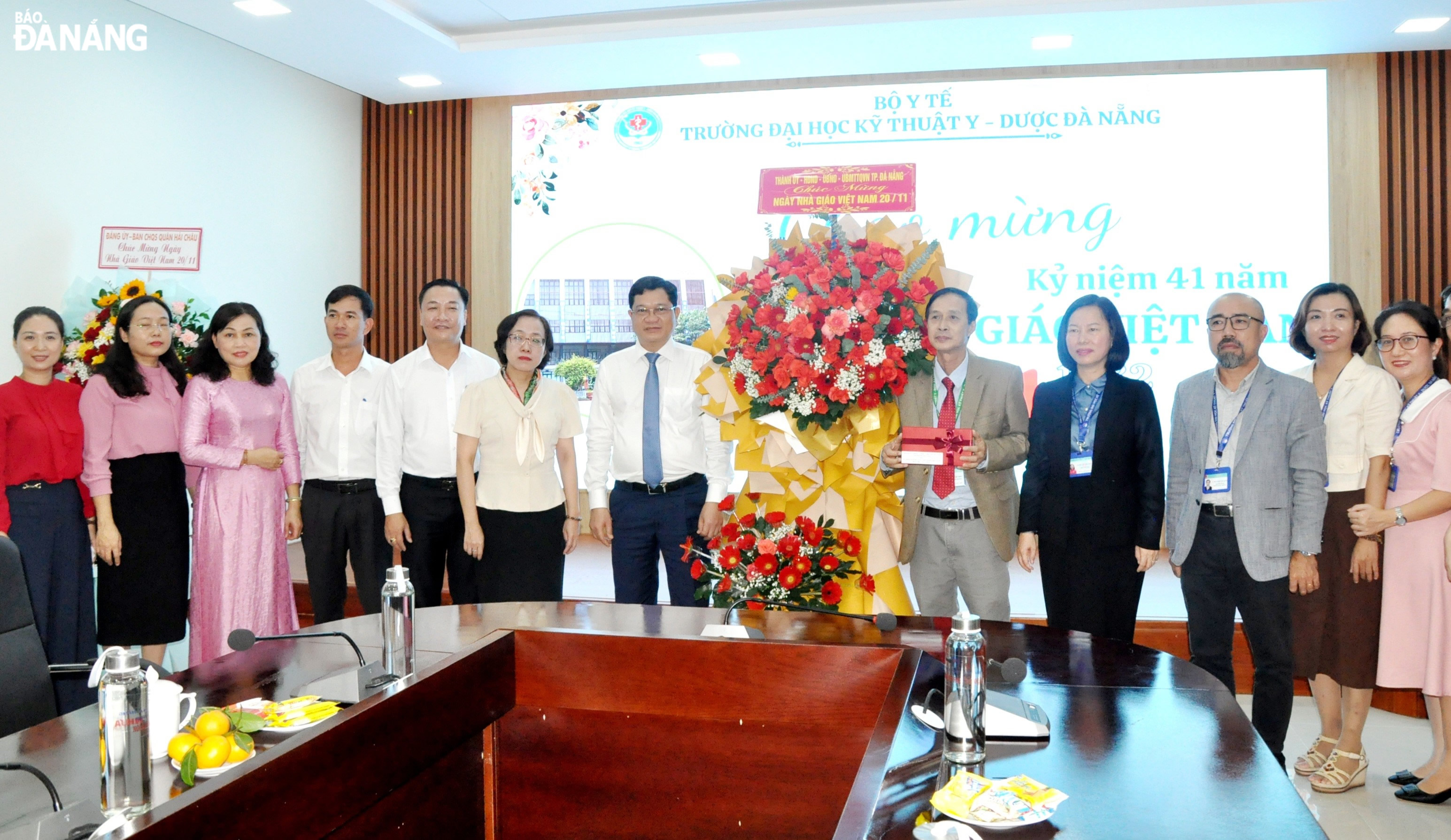 Phó Chủ tịch Thường trực HĐND thành phố Trần Phước Sơn (thứ 7, bên trái sang) tặng hoa chúc mừng Trường Đại học (ĐH) Kỹ thuật Y - Dược Đà Nẵng. Ảnh: LÊ HÙNG