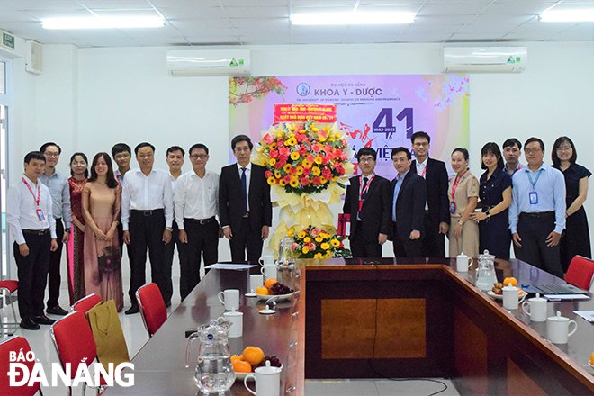 Phó Chủ tịch UBND thành phố Trần Chí Cường (thứ 9, bên trái sang) thăm, chúc mừng Khoa Y  - Dược, Đại học Đà Nẵng. PHI NÔNG