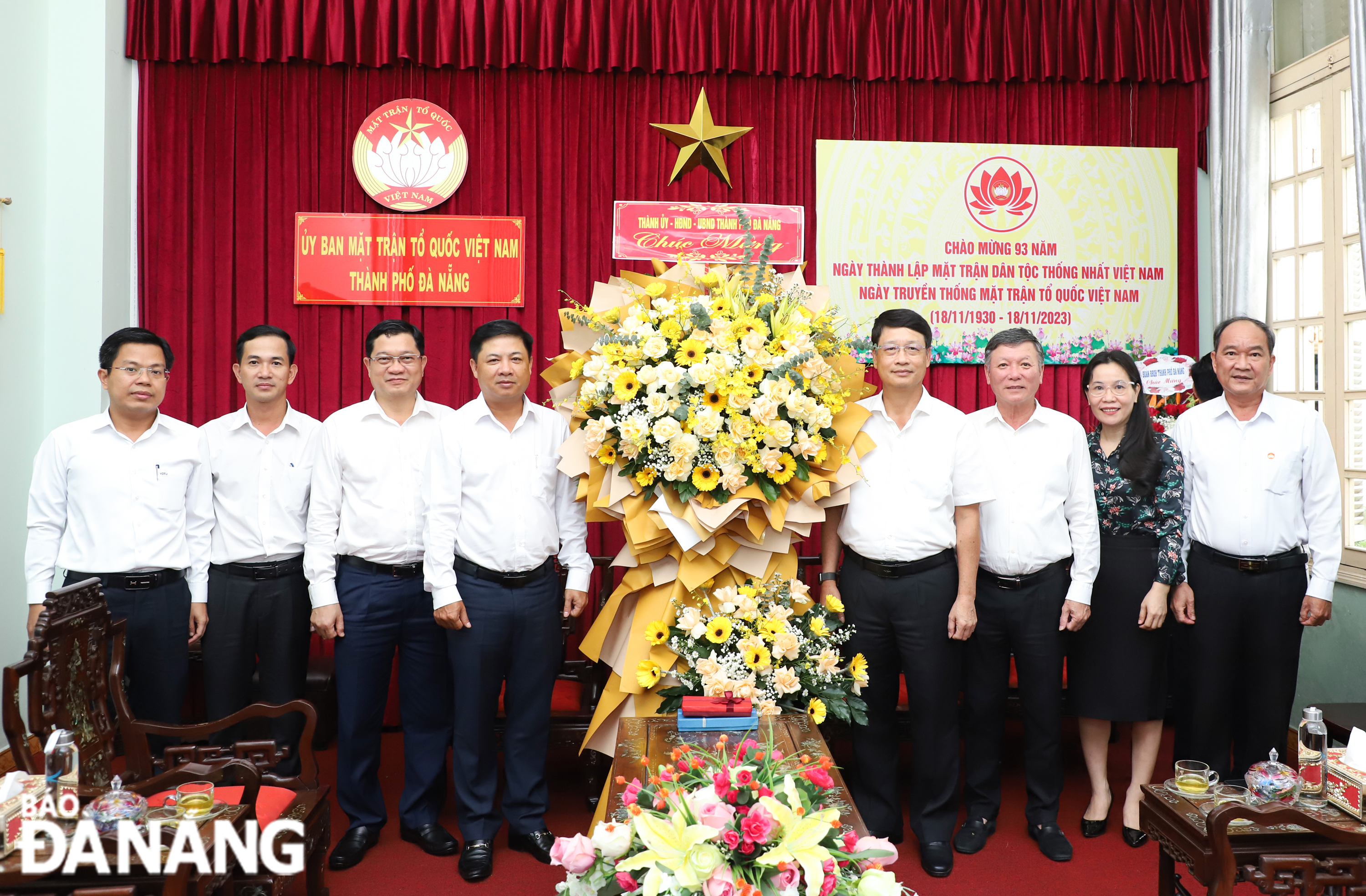 Phó Bí thư Thường trực Thành ủy Lương Nguyễn Minh Triết (thứ 4, trái sang) tặng hoa chúc mừng Ủy ban MTTQ Việt Nam thành phố. Ảnh: NGỌC PHÚ