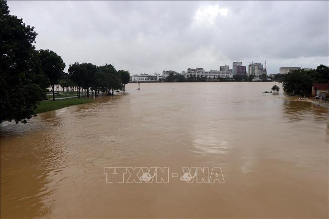 Nước lũ trên sông Hương đã rút xuống dưới báo động 3 trong sáng 16/11/2023. Ảnh: Đỗ Trưởng/TTXVN