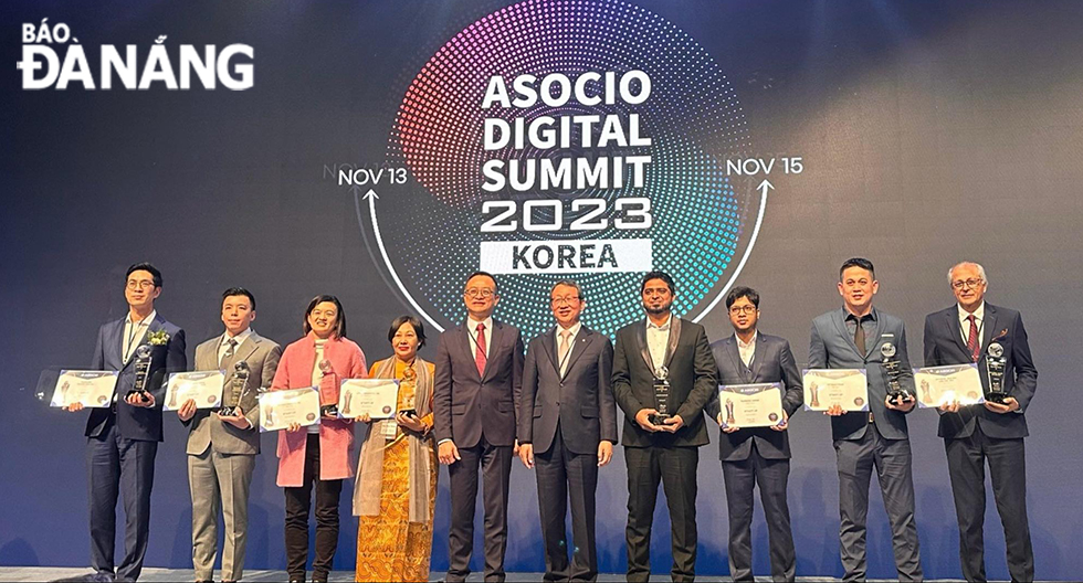 The FPT representatives (second from right) and excellent businesses in Asia - Oceania were honored at the ASOCIO Awards 2023.