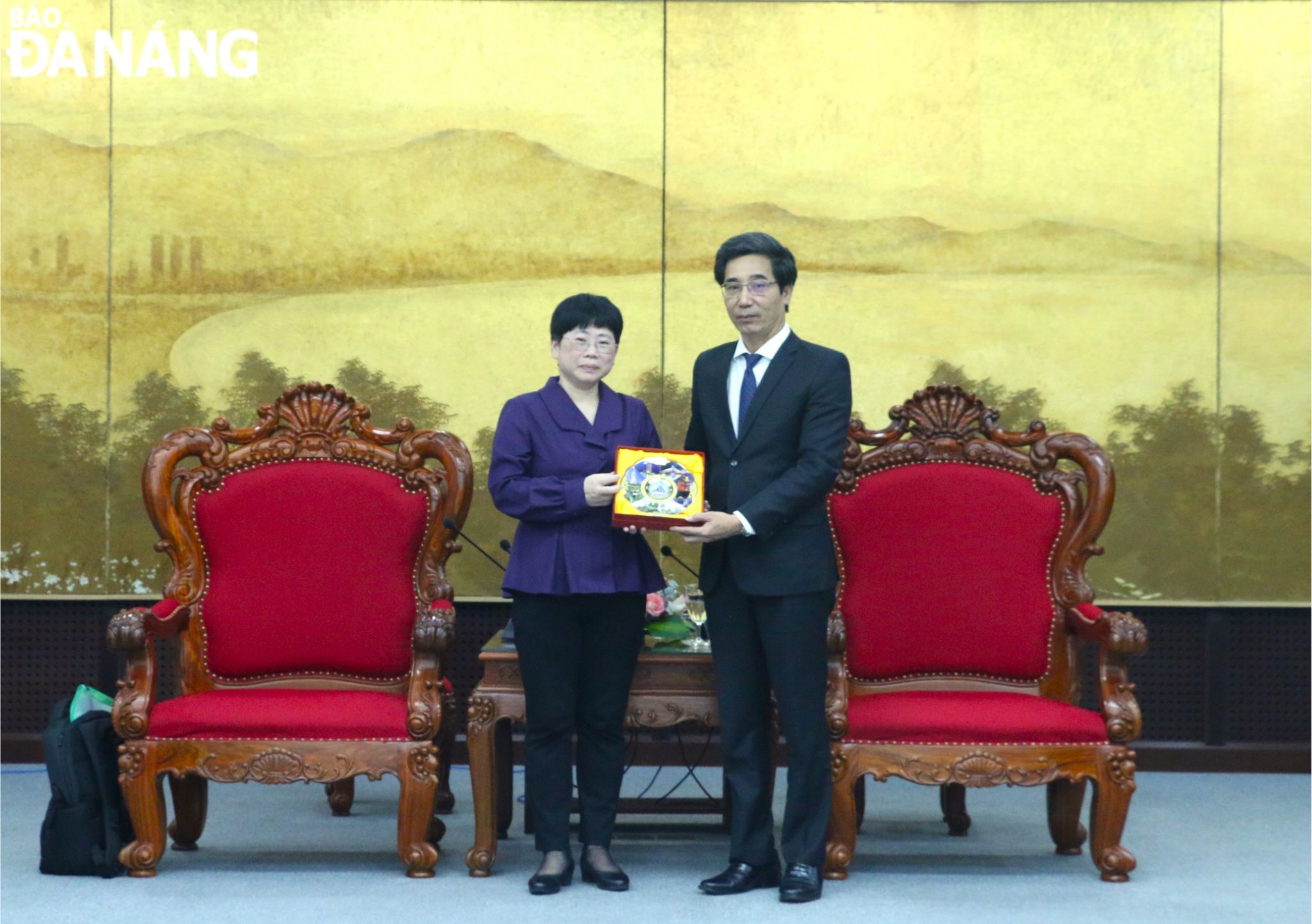 Vice Chairman of the Da Nang People's Committee Tran Chi Cuong (right) and Ms. He Jiamin, Deputy Mayoress of Zhanjiang City, Guangdong Province, China. Photo: T.PHUONG