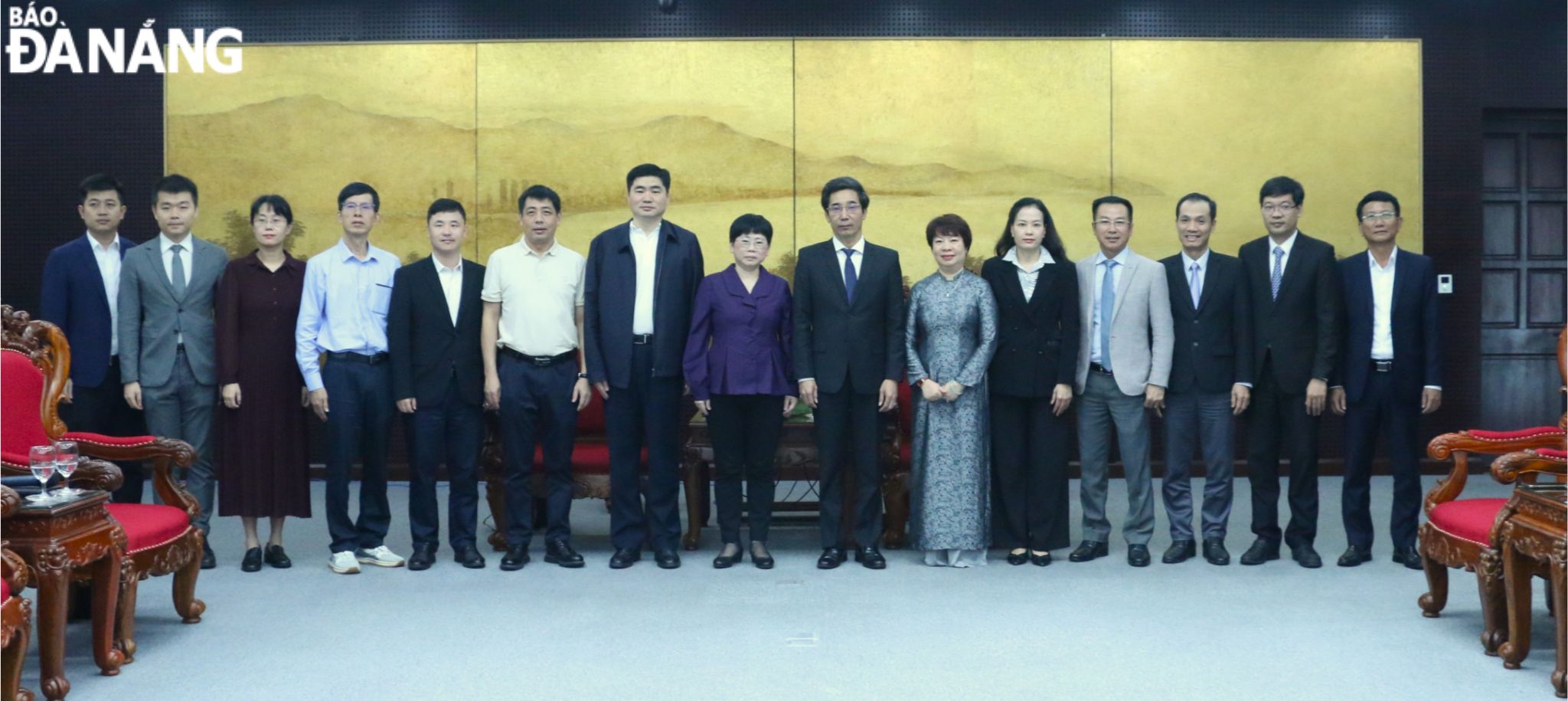 Leaders of Da Nang and Zhanjiang City posing for a group photo