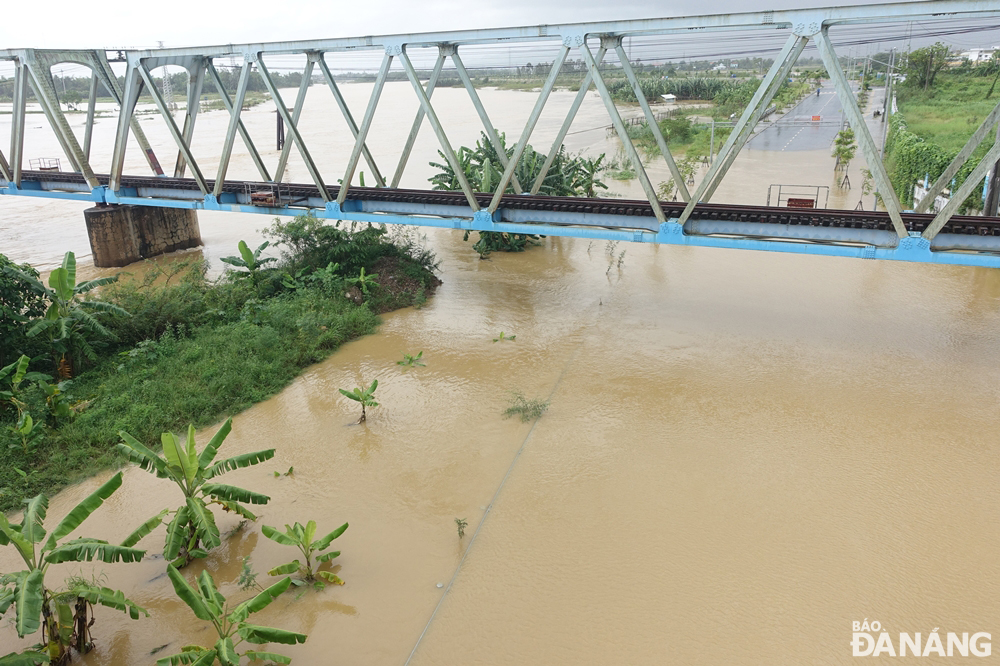 Overflowing Cam Le River caused flooding in a low-lying section of Thang Long Street. Photo: HOANG HIEP