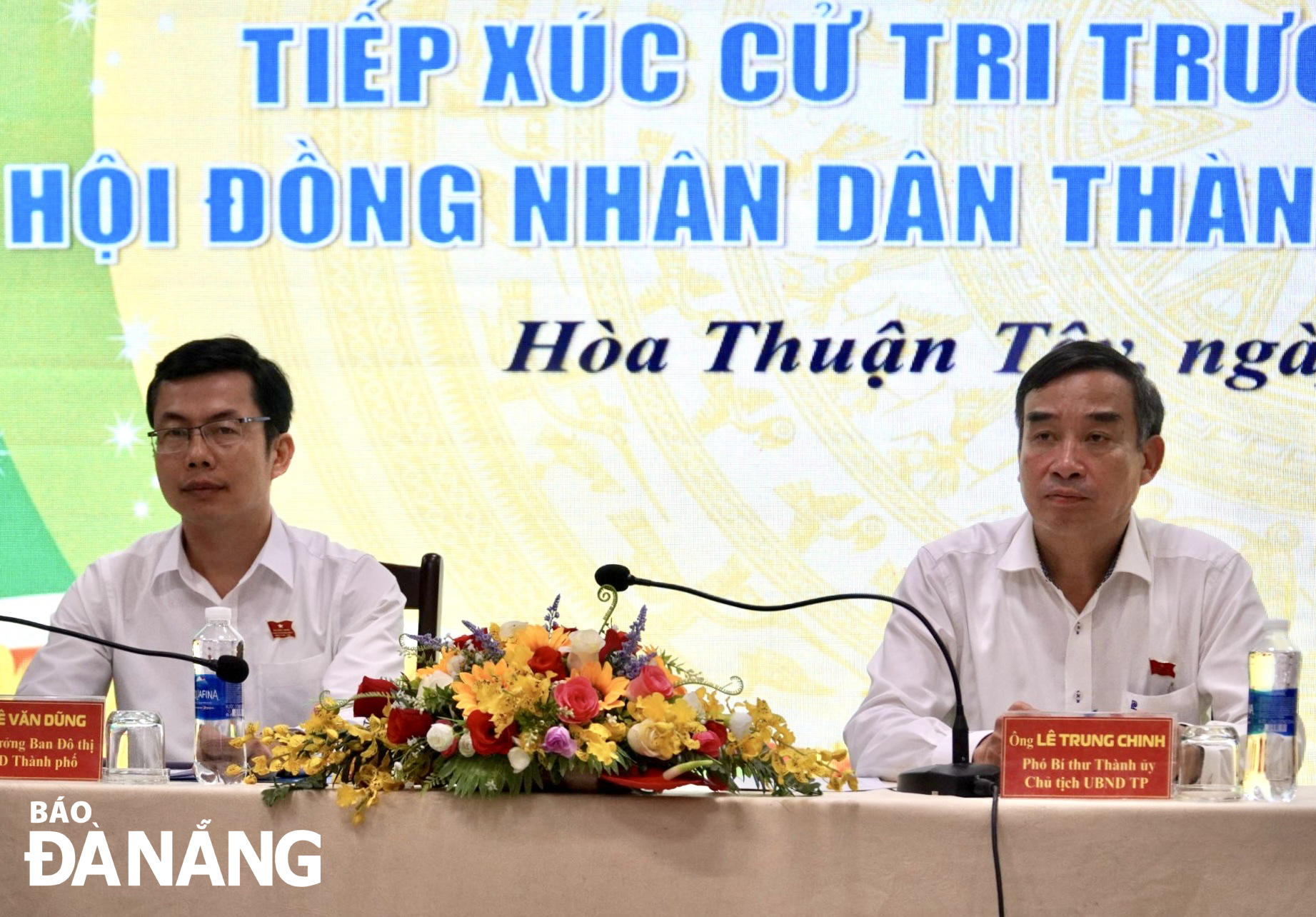 Chủ tịch UBND thành phố Lê Trung Chinh (bên trái) tại buổi tiếp xúc cử tri phường Hòa Thuận Tây (quận Hải Châu). Ảnh: N.V