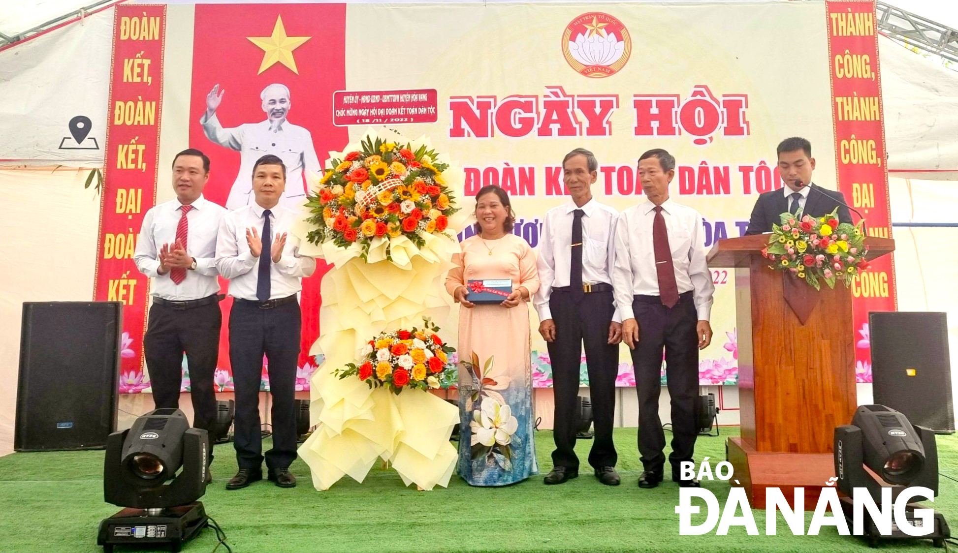 Bà Lê Thị Châu (giữa) nhận hoa chúc mừng ngày hội Đại đoàn kết toàn dân tộc do lãnh đạo huyện Hòa Vang tặng. Ảnh: T.P