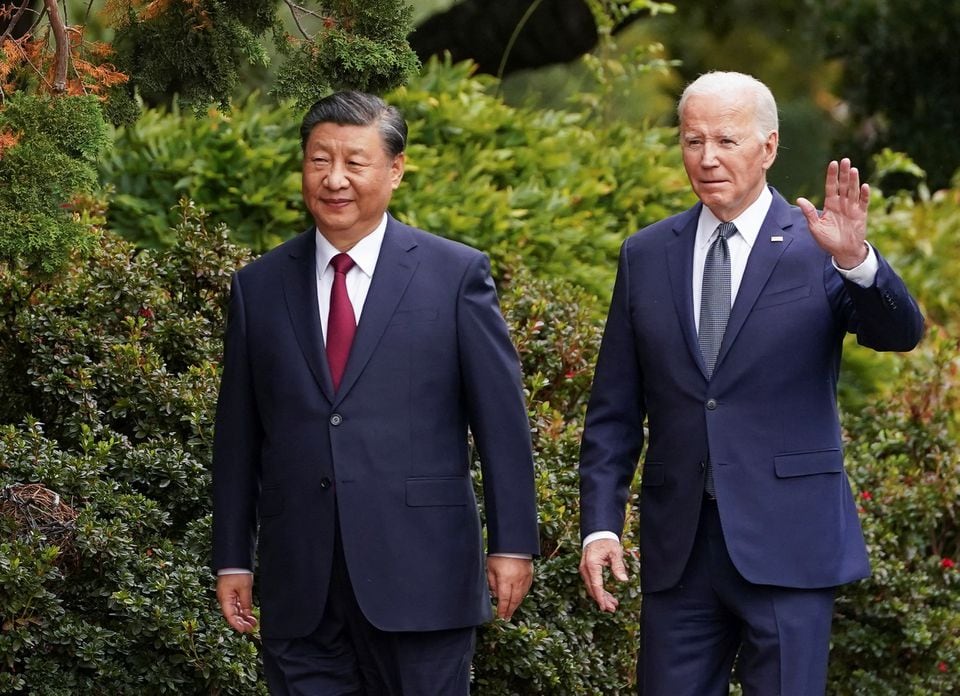 Tổng thống Mỹ Joe Biden (bên phải) đi dạo cùng Tổng Bí thư, Chủ tịch Trung Quốc Tập Cận Bình tại điền trang Filoli, California (Mỹ) vào ngày 15-11. Ảnh: Reuters