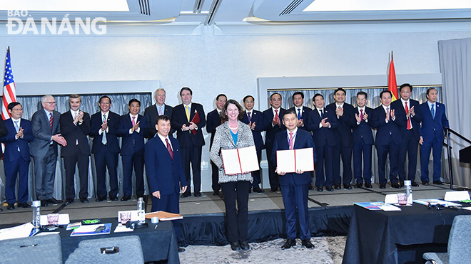 The signing ceremony between Da Nang and Synopsys