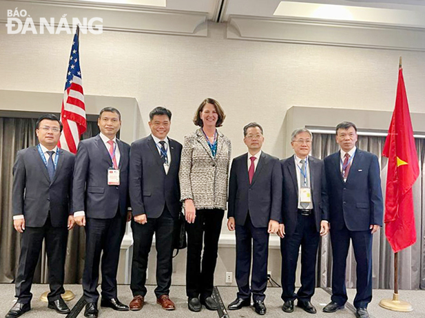 Leaders of Da Nang and Synopsys Company posing for a souvenir photo