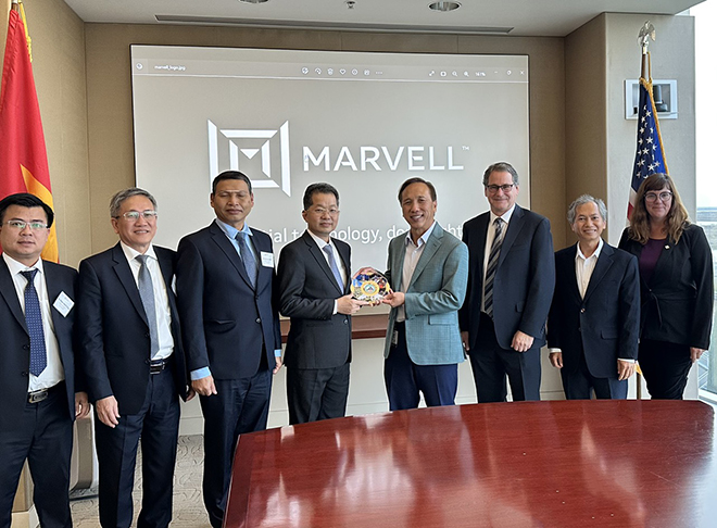 Lãnh đạo thành phố trao quà lưu niệm cho lãnh đạo Công ty Marvell (Hoa Kỳ).