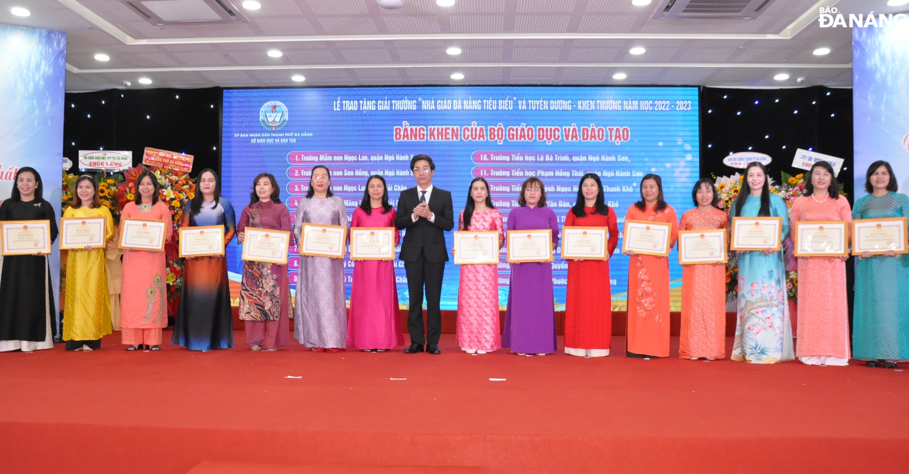 Phó Chủ tịch UBND thành phố Trần Chí Cường (thứ 8, bên trái sang) tặng bằng khen của Bộ GD&ĐT cho các tập thể. Ảnh: LÊ HÙNG