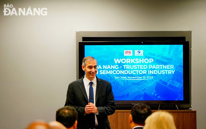 An invited guests delivering his remarks at the workshop.