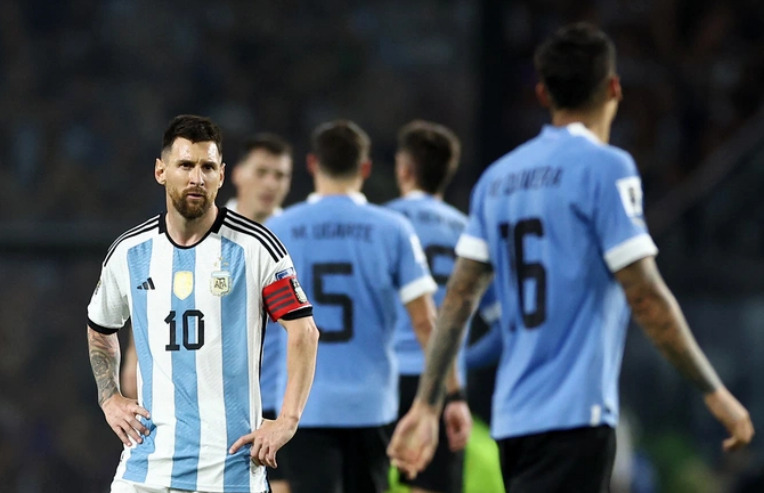 Messi và đồng đồng thất bại ngay tại sân nhà trước Uruguay. Ảnh: FIFA
