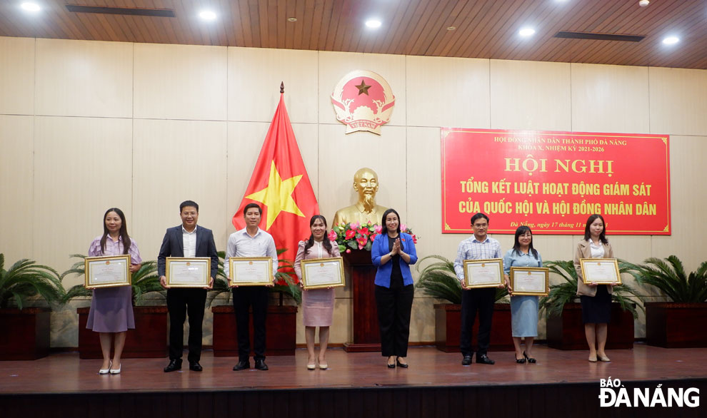 Phó Chủ tịch HĐND thành phố Nguyễn Thị Anh Thi trao Bằng khen của Chủ tịch UBND thành phố cho các cá nhân. Ảnh: TRỌNG HÙNG