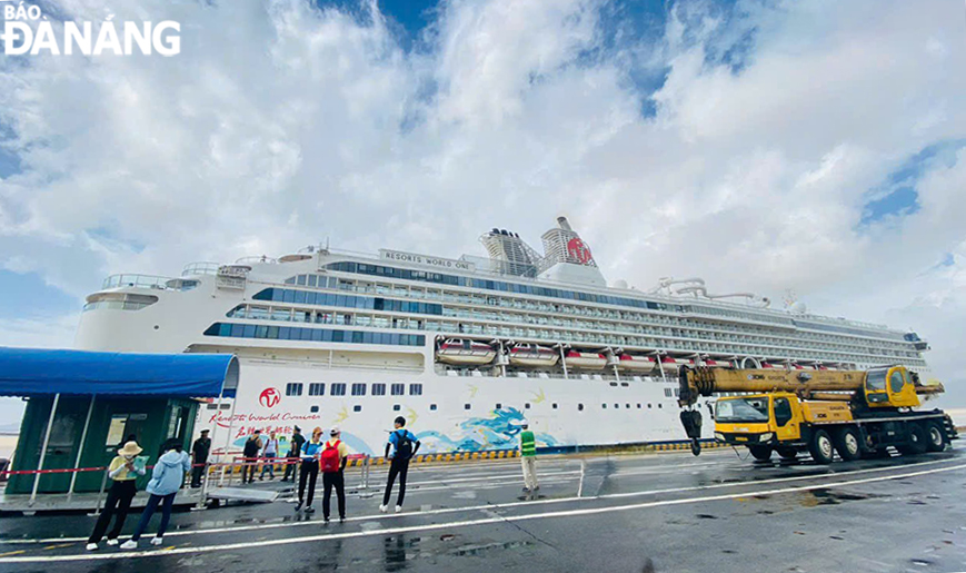 Upon arrival at the Tien Sa Port, the international guests are taken to tourist attractions. Photo: THU HA