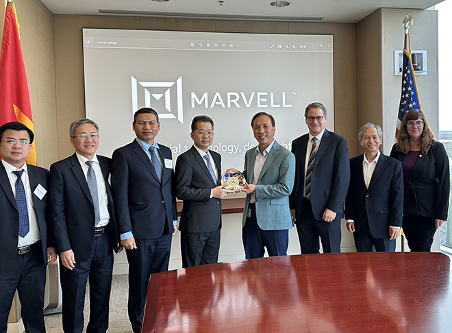 Da Nang leaders presents a momento to leaders of the Marvell Company.