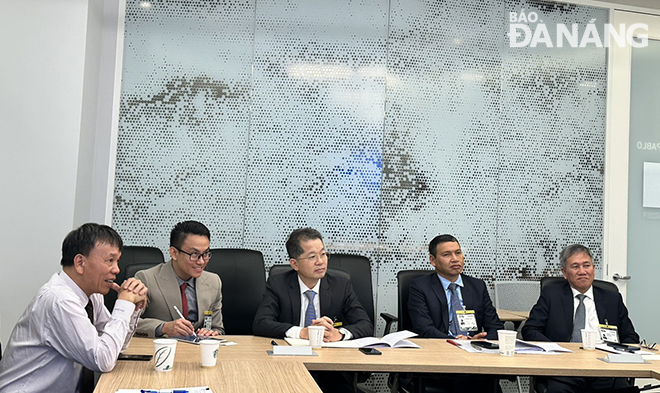 The meeting between Da Nang officials and leaders of Synopsys Company in progress.