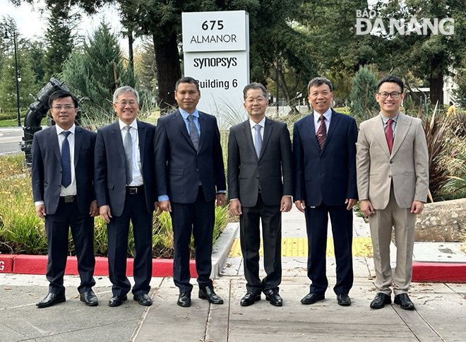 Da Nang leaders take a souvenir photo with Mr. Trinh Thanh Lam, Sales Director of Synopsys South Asia.