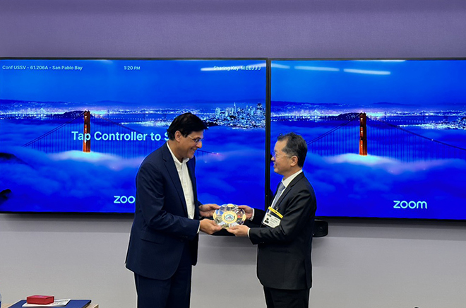 Da Nang Party Committee Secretary Nguyen Van Quang (right) presents a momento to leaders of Synopsys Company.