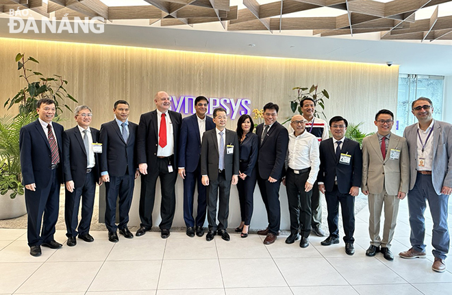 Da Nang officials takes a souvenir photo with leaders of Synopsys Company.