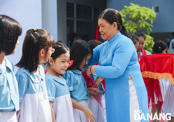 Cô giáo Lê Thị Huệ trao quà cho học sinh tại Hệ thống giáo dục Sky-Line Đà Nẵng. Ảnh: H.T.V