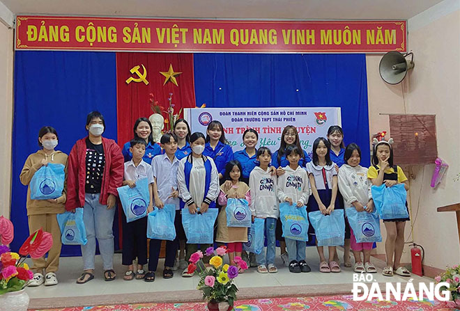 Đoàn trường THPT Thái Phiên trao quà cho các em học sinh nghèo, học sinh khó khăn trong chương trình Hành trình tình nguyện “Gieo hạt yêu thương” từ nguồn quỹ của chi hội khuyến học nhà trường. Ảnh: Đ.H.L