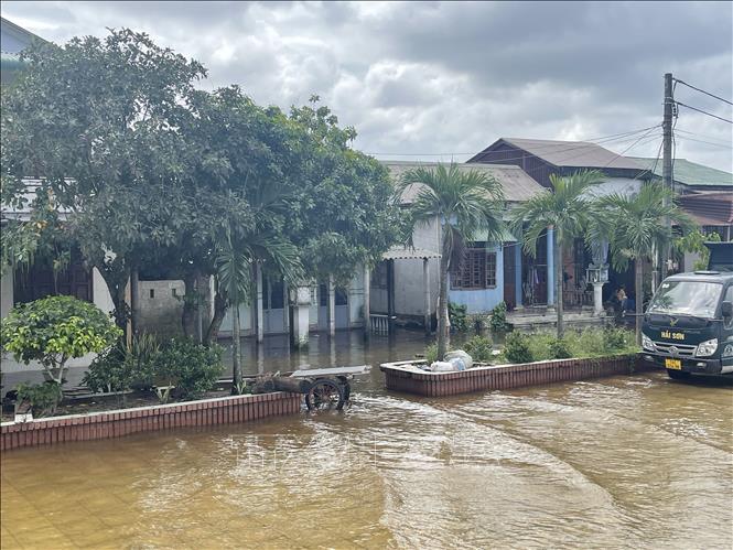Nhiều ngôi nhà tại xã Hải Thọ, huyện Hải Lăng ngập nặng.