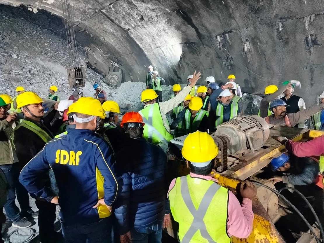 Đội cứu hộ bên trong đường hầm Uttarakhand ngày 14-11-2023. Ảnh: Reuters