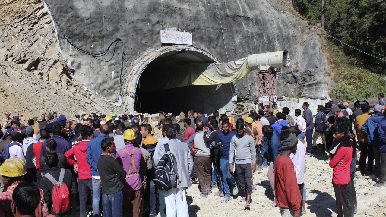 Nỗ lực cứu hộ đang được tiến hành sau khi một đường hầm ở bang Uttarakhand, Ấn Độ bị sập trong quá trình xây dựng. Ảnh: AP