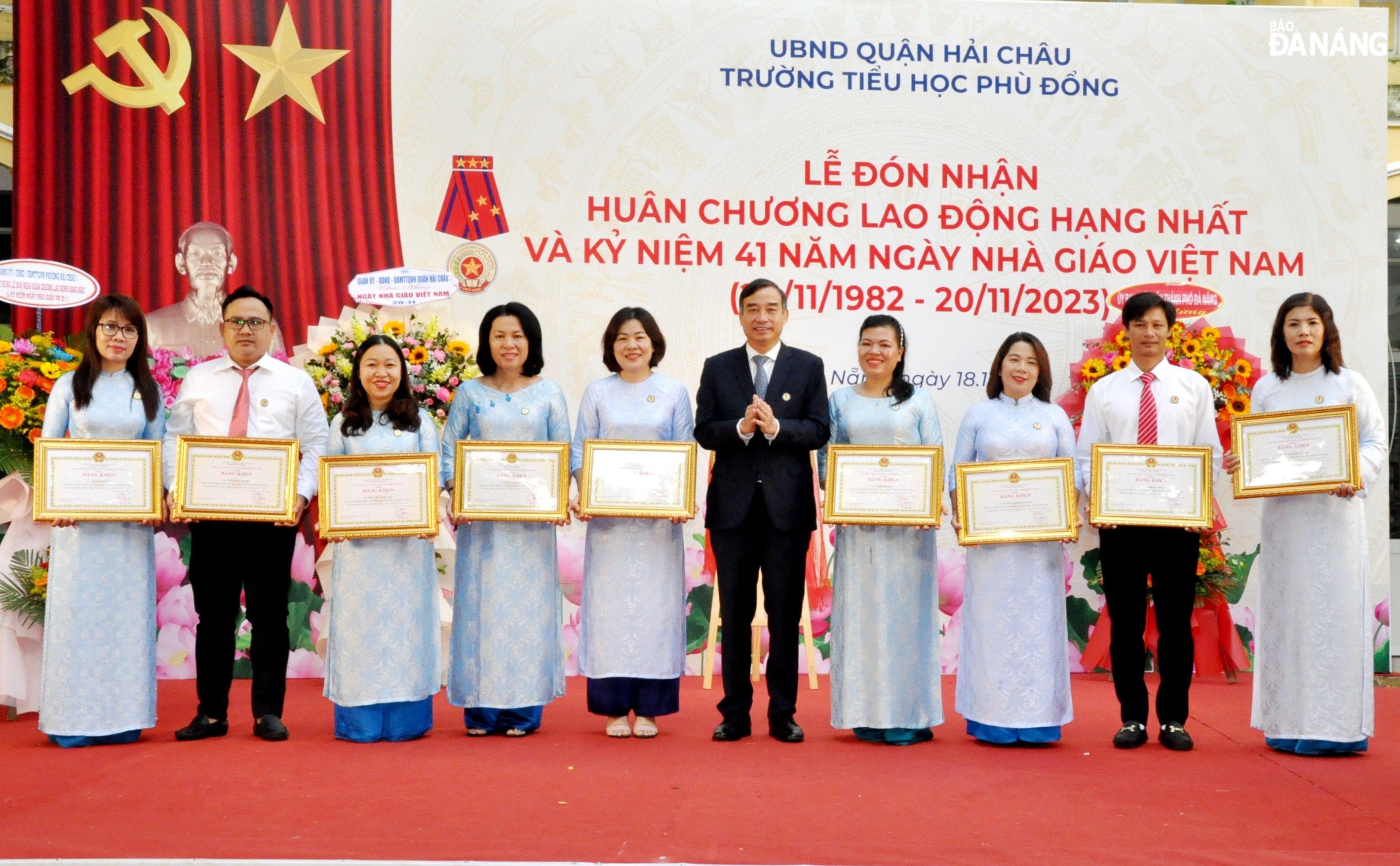 Chủ tịch UBND thành phố Lê Trung Chinh (thứ 5, bên phải sang) trao tặng bằng khen cho các cá nhân thuộc Trường TH Phù Đổng. Ảnh: LÊ HÙNG