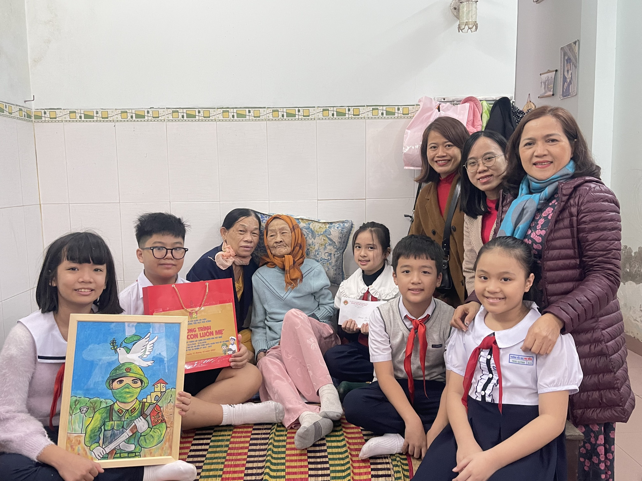 Giáo viên, học sinh Trường Tiểu học Phù Đổng thăm Bà mẹ Việt Nam anh Hùng.