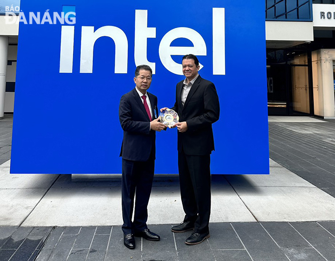 Da Nang Party Committee Secretary Nguyen Van Quang (right) presents a momento to Mr. Gilberto Vargas, Vice President of Sales and Marketing, General Manager of Cloud and Enterprise Sales at Intel Sales & Marketing Group. Photo: THANH LAN