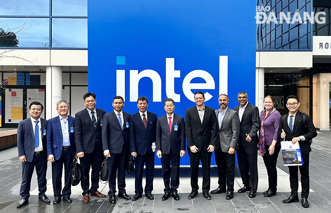 The Da Nang delegation take a souvenir photo with Intel Corporation’s leaders.