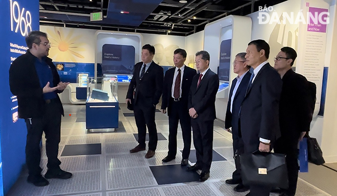 The Da Nang delegation pay a field trip to the Intel Museum.