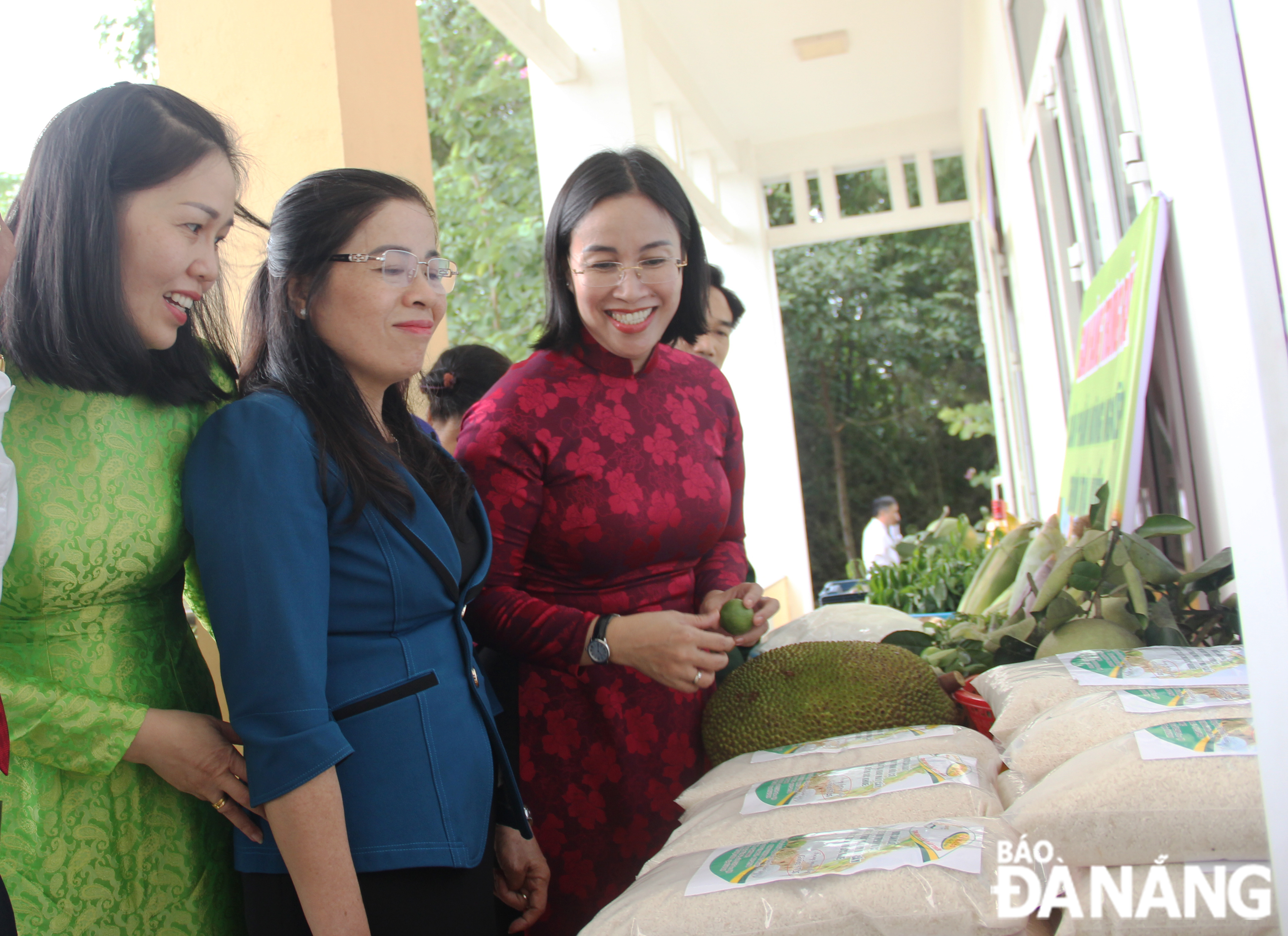 Phó Chủ tịch HĐND Nguyễn Thị Anh Thi (bên phải) thăm gian hàng trưng bày các sản phẩm OCOOP của người dân địa phương. Ảnh: X.H