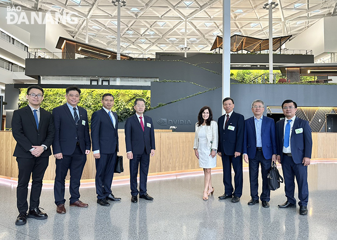 Leaders of Da Nang and Nvidia Company posing for a group photo