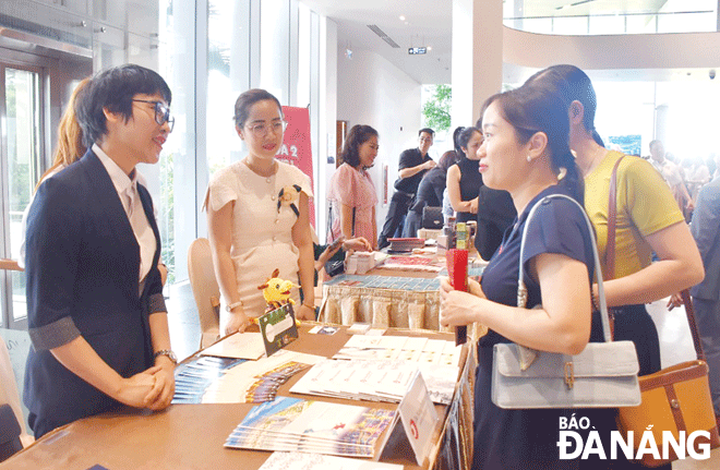 The tourism industry is always interested in improving the skills and abilities of its human resources. Exchanges are seen between businesses and customers at the 2023 Da Nang tourism festival. Photo: THU HA